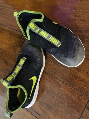Nike Kids Black and Neon Yellow Slip-On  Sneakers size 1youth